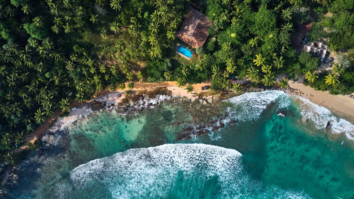 Widok z lotu ptaka na plażę Hiriketiya, Sri Lanka © Shutterstock