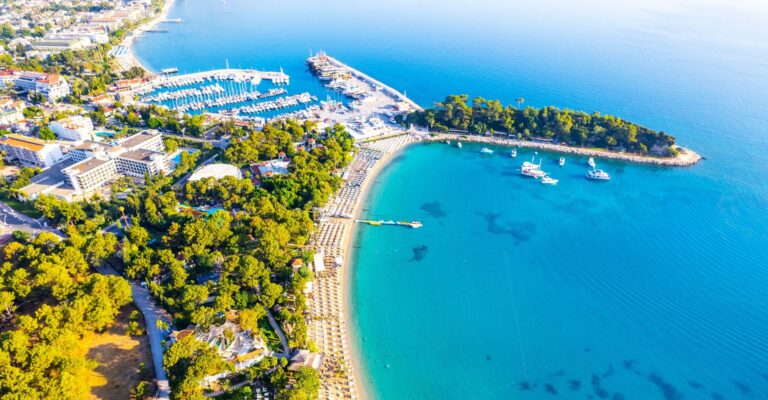 Widok z lotu ptaka na plażę Moonlight w Kemer, Turcja © Shutterstock