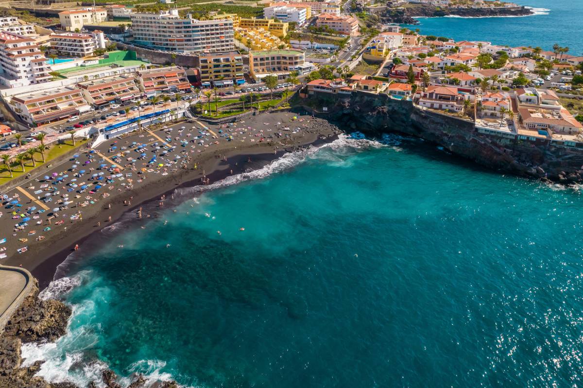 Widok z lotu ptaka na plażę Playa de la Arena w mieście Puerto de Santiago, Teneryfa © Shutterstock