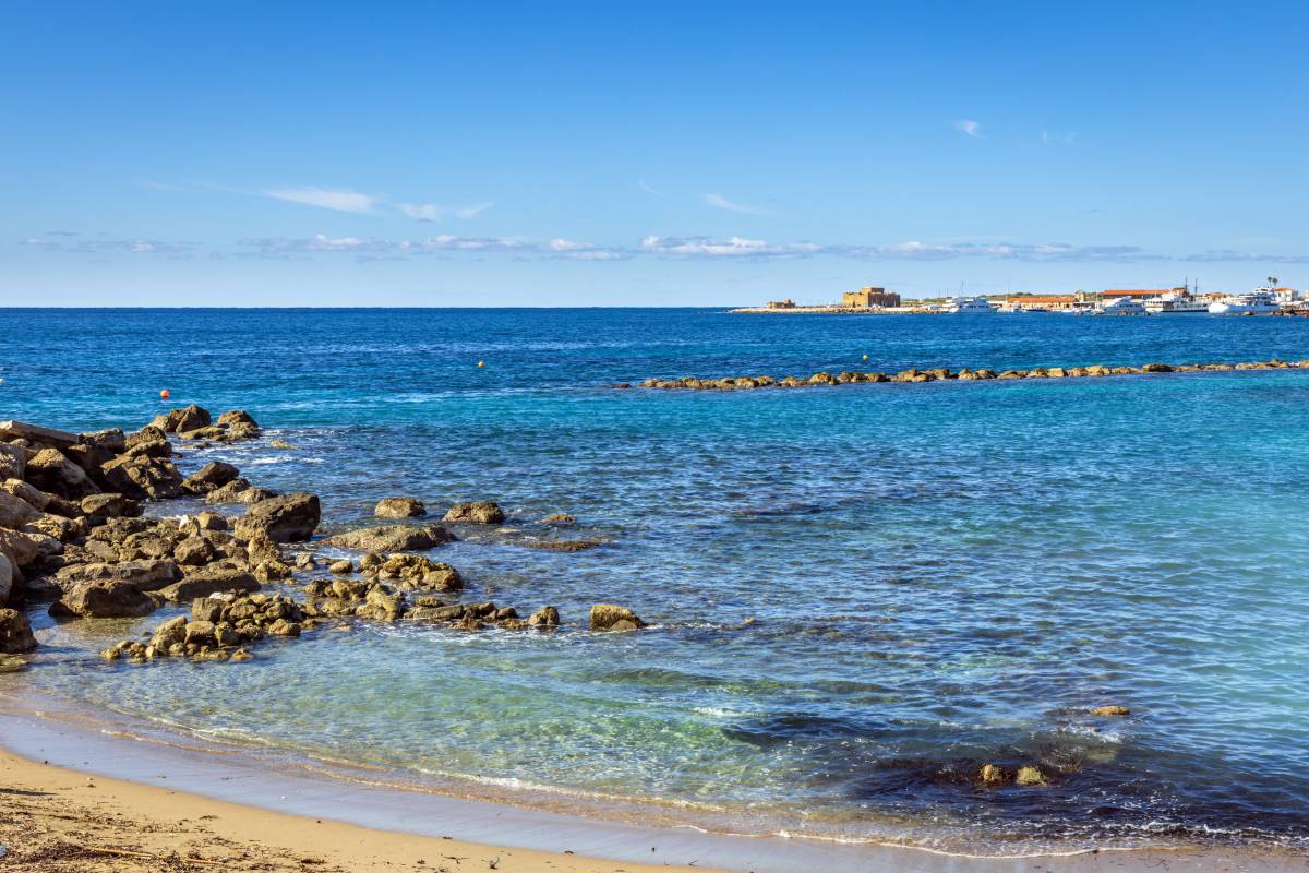 Widok z plaży Alykes w Pafos, Cypr © Shutterstock
