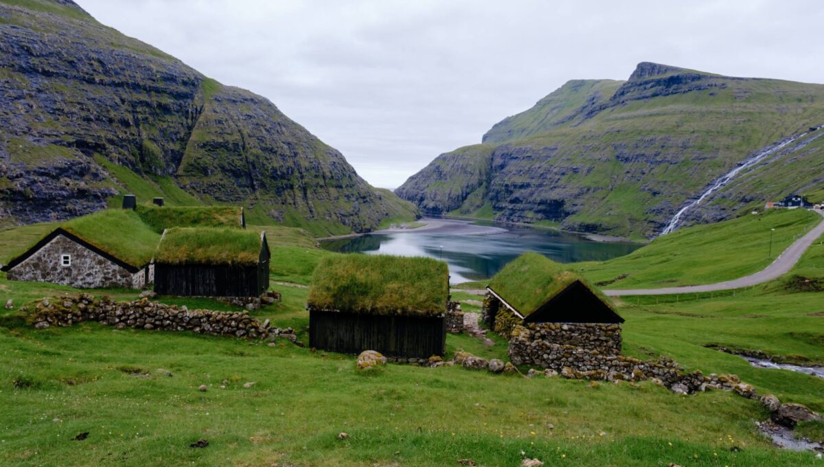 Wieś Saksun na Wyspach Owczych © Shutterstock