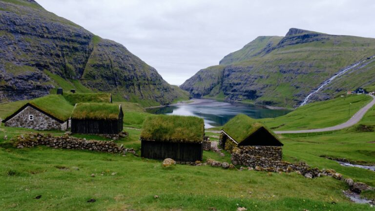 Wieś Saksun na Wyspach Owczych © Shutterstock