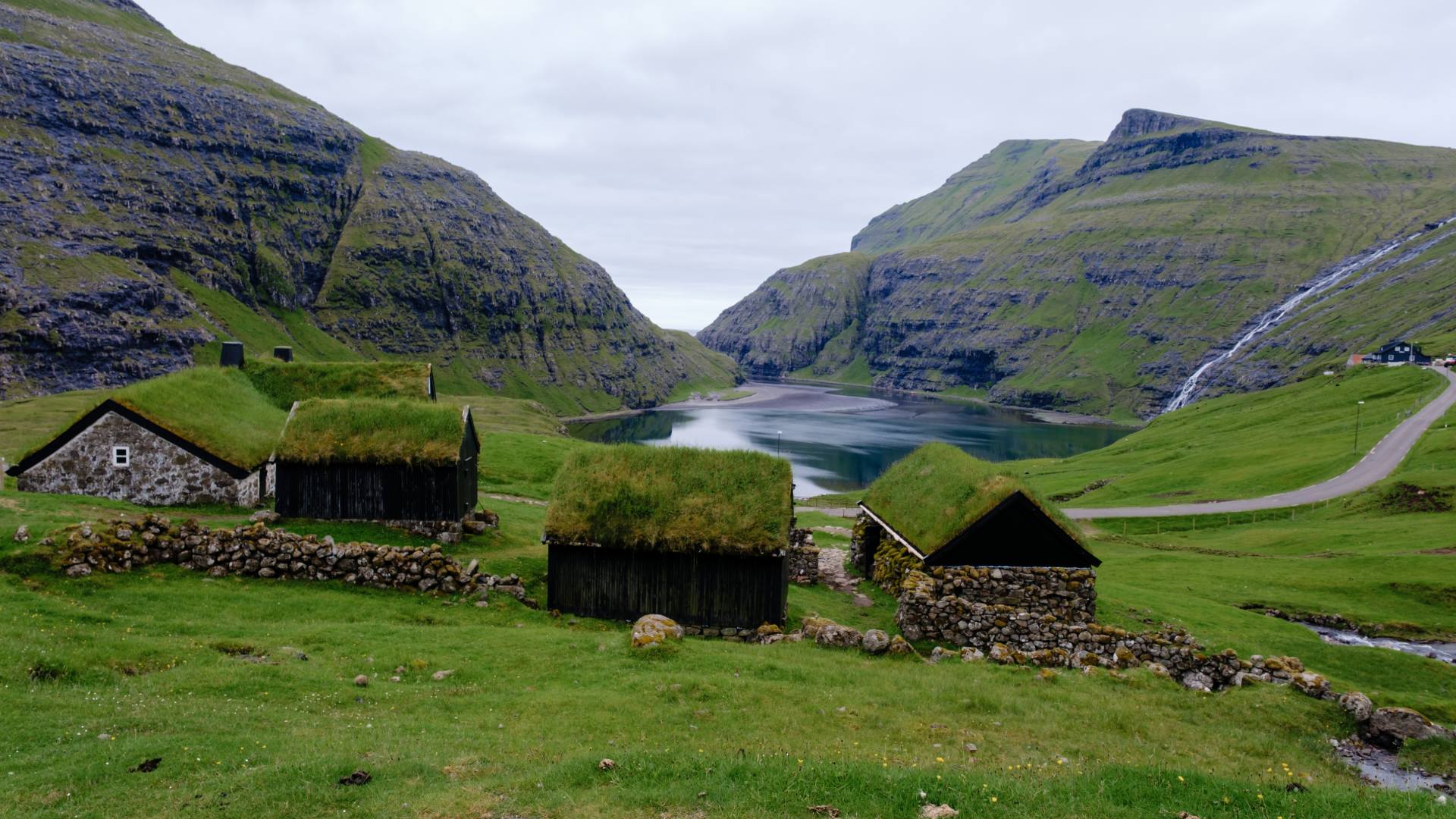 Wieś Saksun na Wyspach Owczych © Shutterstock