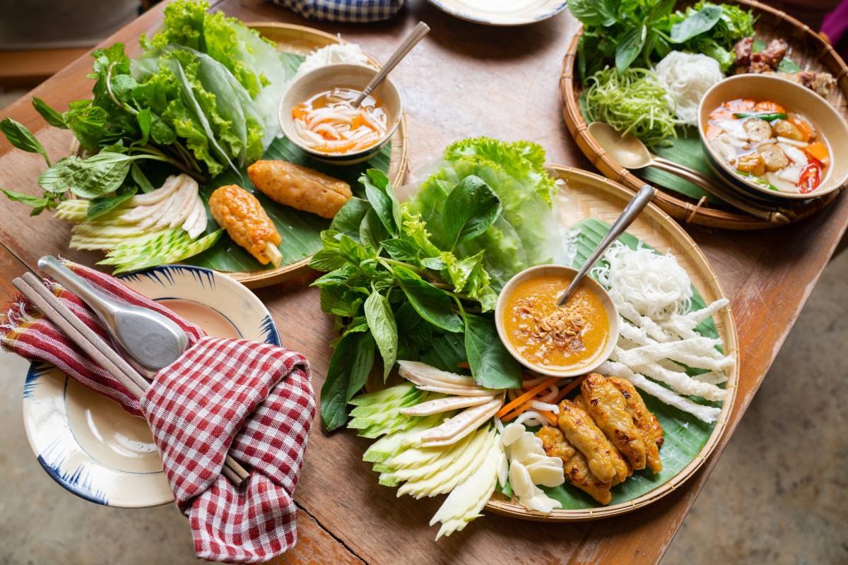 Wietnamskie potrawy w restauracji © Shutterstock