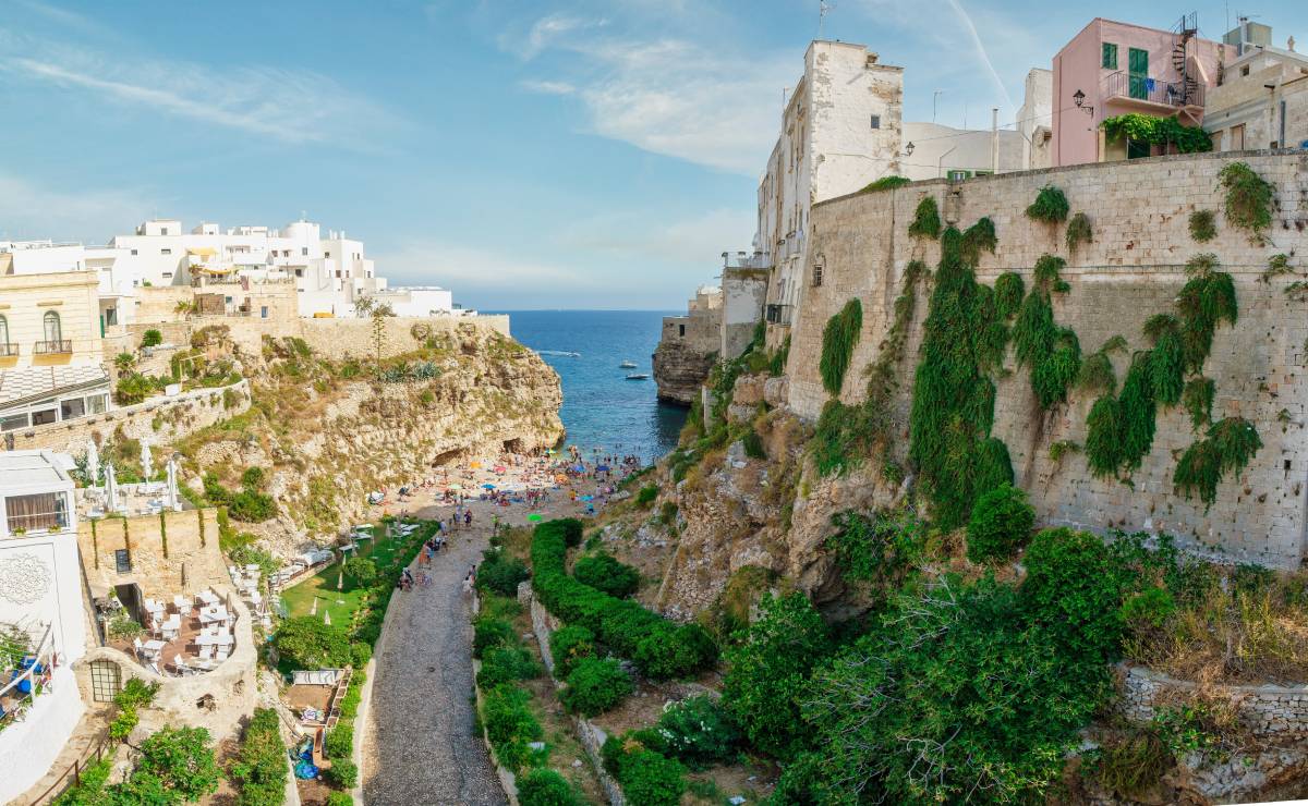 Zabytkowe domy na klifie, Polignano a Mare, Apulia, Włochy © Shutterstock