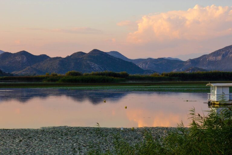 Zachód słońca nad Jeziorem Szkoderskim w Czarnogórze © Shutterstock