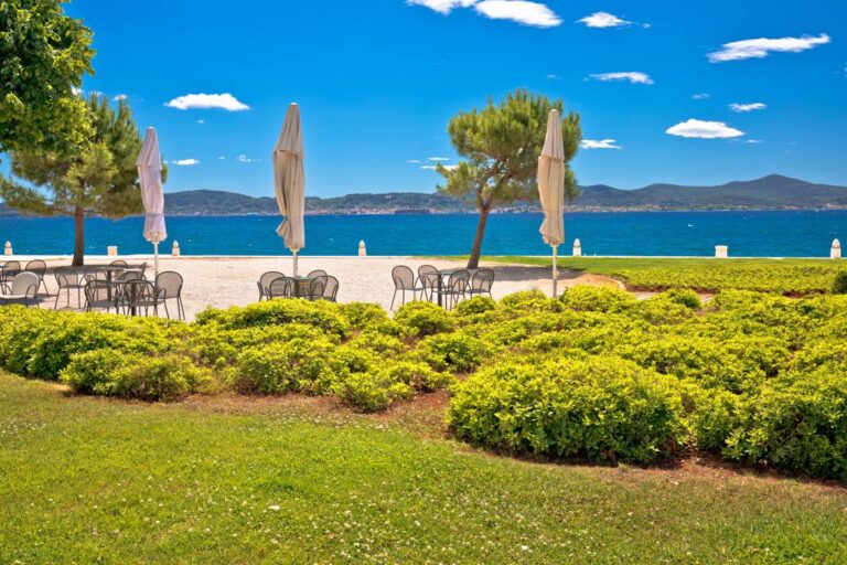 Zadar. Nadbrzeżna promenada Riva z kawiarnią i idylliczną przyrodą w mieście Zadar. Archipelag Dalmacji w Chorwacji © Shutterstock