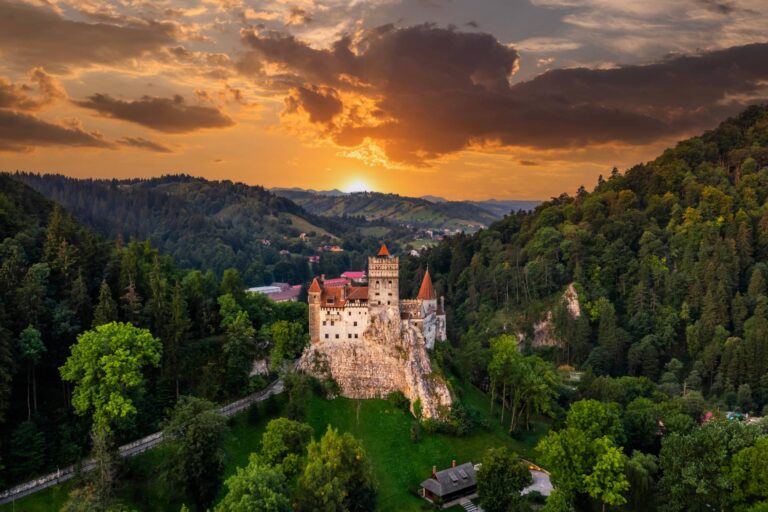 Zamek Bran. Słynny zamek Draculi w Siedmiogrodzie, Rumunia © Shutterstock