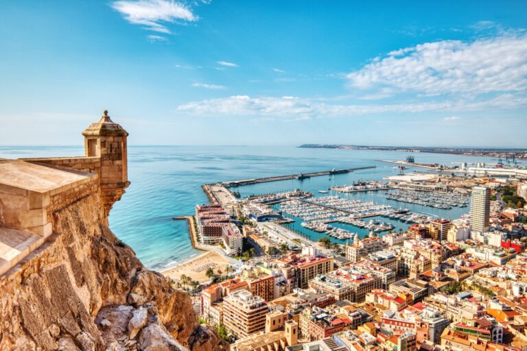 Zamek Santa Barbara z panoramicznym widokiem na Alicante, Hiszpania © Shutterstock