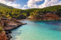 Zatoka Cala Salada, Ibiza © Shutterstock