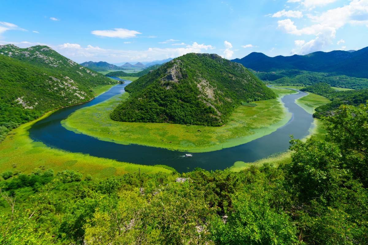 Zielona Piramida i zakole rzeki Rijeka Crnojevića, w północnej części Parku Narodowego Jeziora Szkoderskiego © Shutterstock