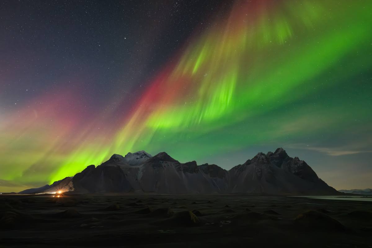 Zorza polarnea na Stokksnes, Islandia © Shutterstock