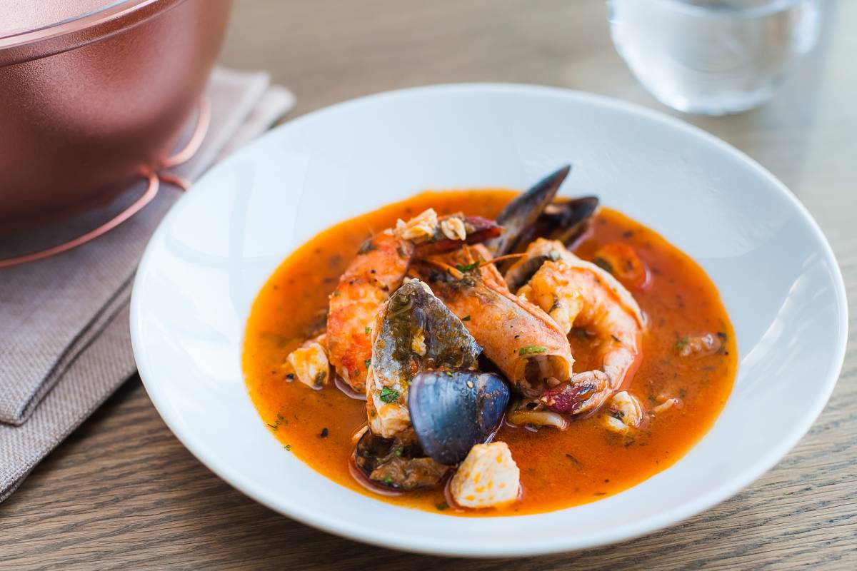 Zupa bouillabaisse z krewetkami, małżami i rybą © Shutterstock
