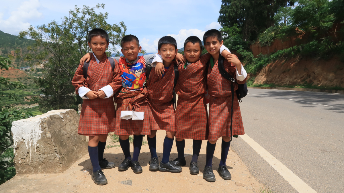 Dzieci z Bhutanu w drodze do szkoły w obiektywie Syzmona Żylińskiego