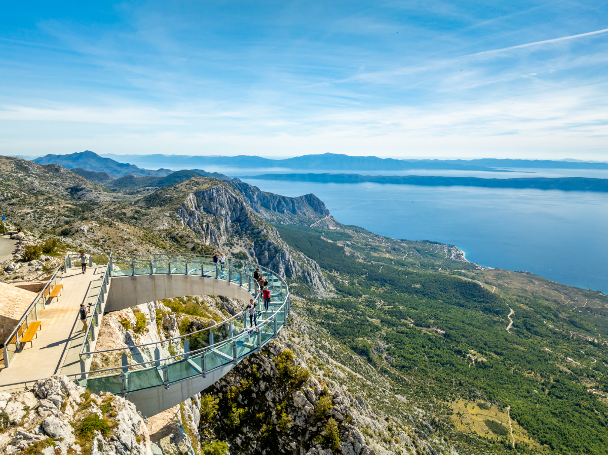 Szklany taras widokowy Skywalk Biokovo w Chorwacji z panoramą gór i wybrzeża Adriatyku, popularna atrakcja turystyczna Dalmacji.