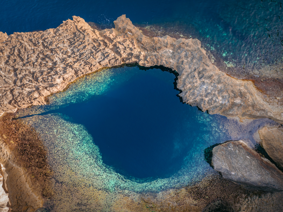 Błękitna Dziura na wyspie Gozo, Malta – naturalny basen skalny połączony z Morzem Śródziemnym, popularne miejsce do nurkowania. Blue Hole