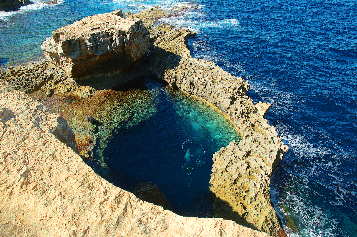 Blue Hole w San Lawrenz na Gozo, Malta – jedno z najbardziej znanych miejsc do nurkowania na świecie, popularne wśród doświadczonych nurków.