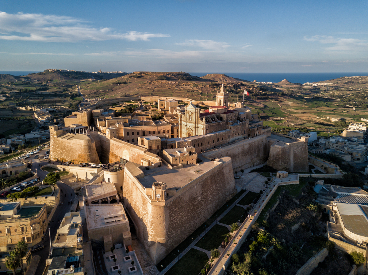 Widok z lotu ptaka na Cytadelę w Victorii na wyspie Gozo, Malta, otoczoną murami obronnymi z panoramą wyspy w tle.