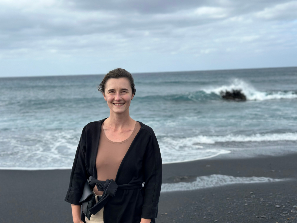 Dominika Wrońska, psycholożka i trenerka na wakacjach na Lanzarote, plaża