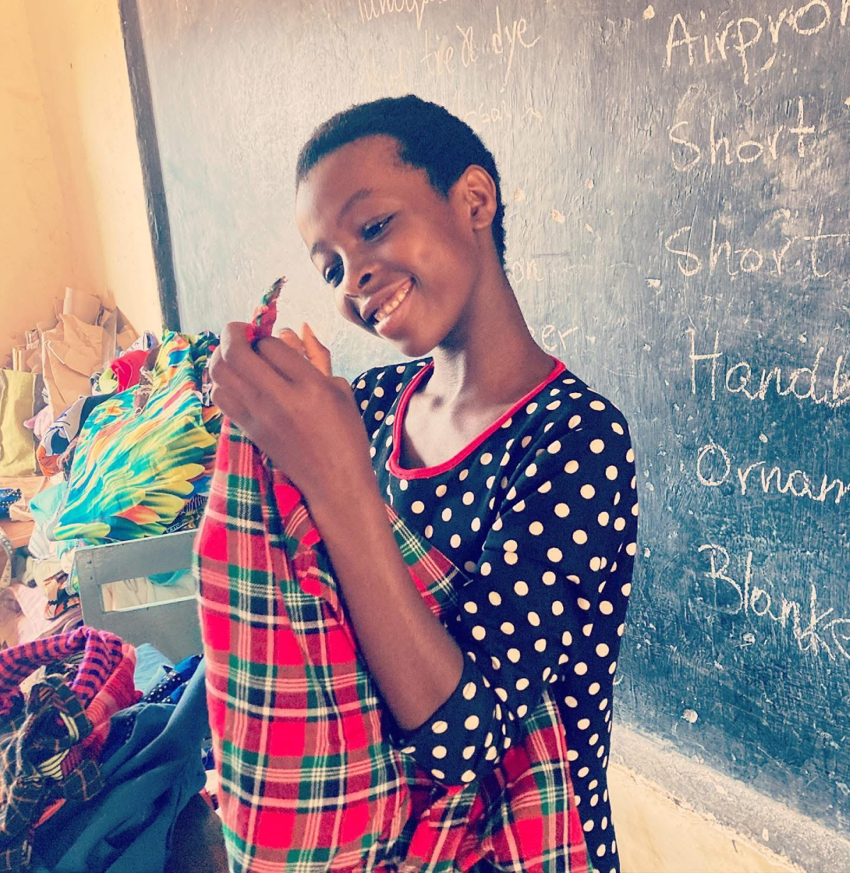 Dziwczynka z projektu Sisters Factory uczy się szyć, Tanzania, zjęcie Dagmary Ikiert