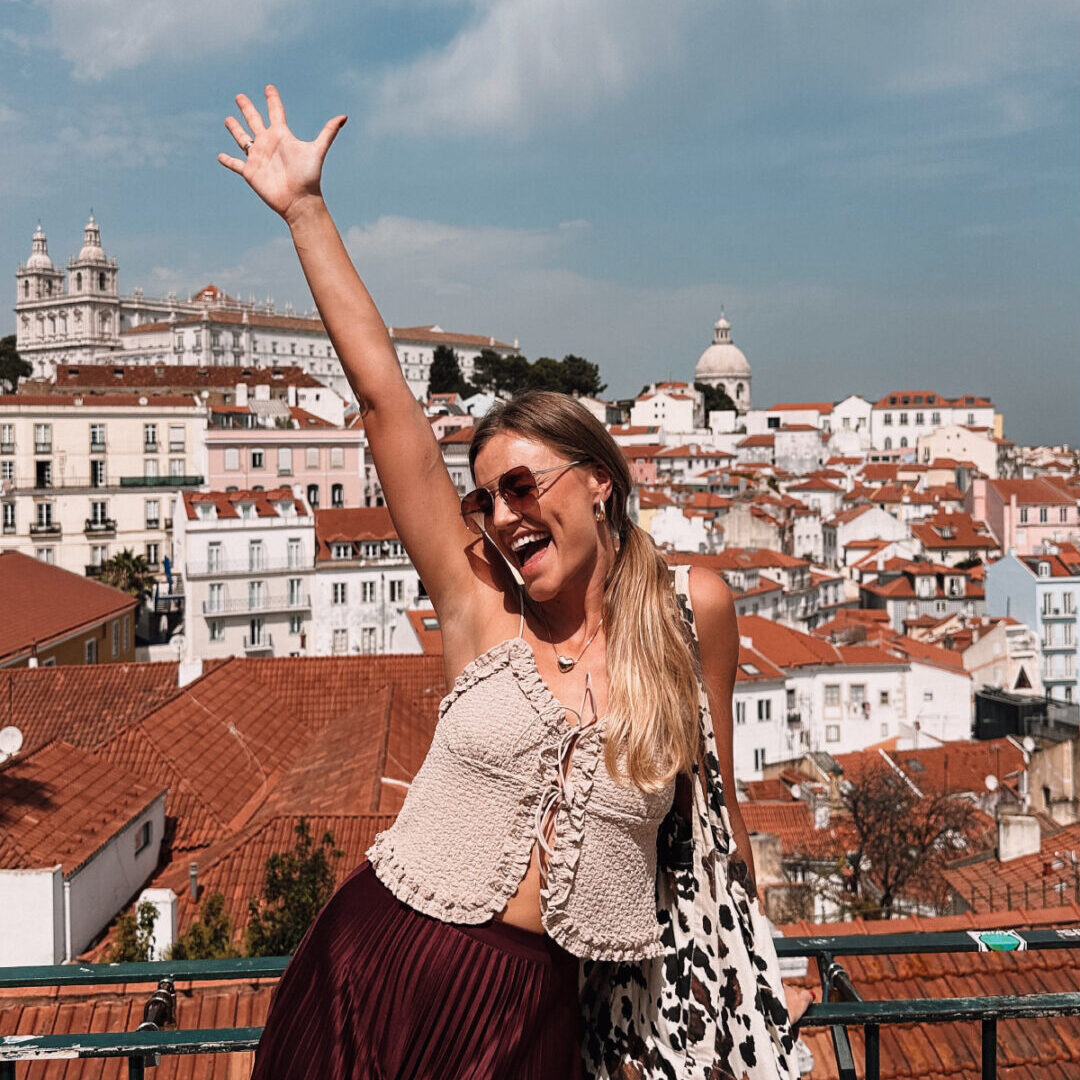 ewelina tomkiewicz stewardesa panorama miasta