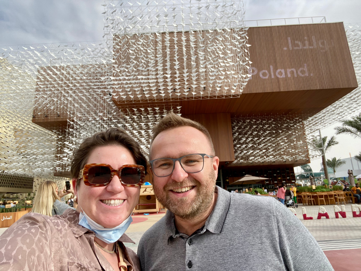 Kinga Eysturland i Łukasz Łach przed polskim pawilonem na Expo w Dubaju.