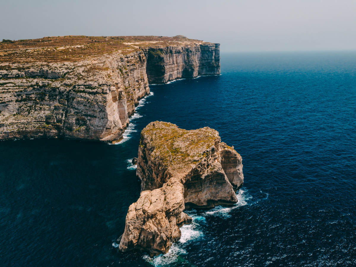 Fungus Rock w Dwejra Bay na Gozo, Malta – imponująca samotna skała wapienna otoczona turkusowym Morzem Śródziemnym.