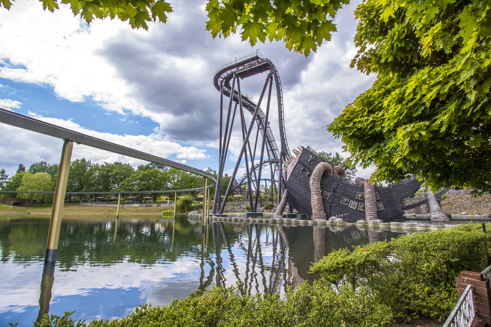 Drewniany rollercoaster w parku rozrywki Heide Park w Soltau w Niemczech