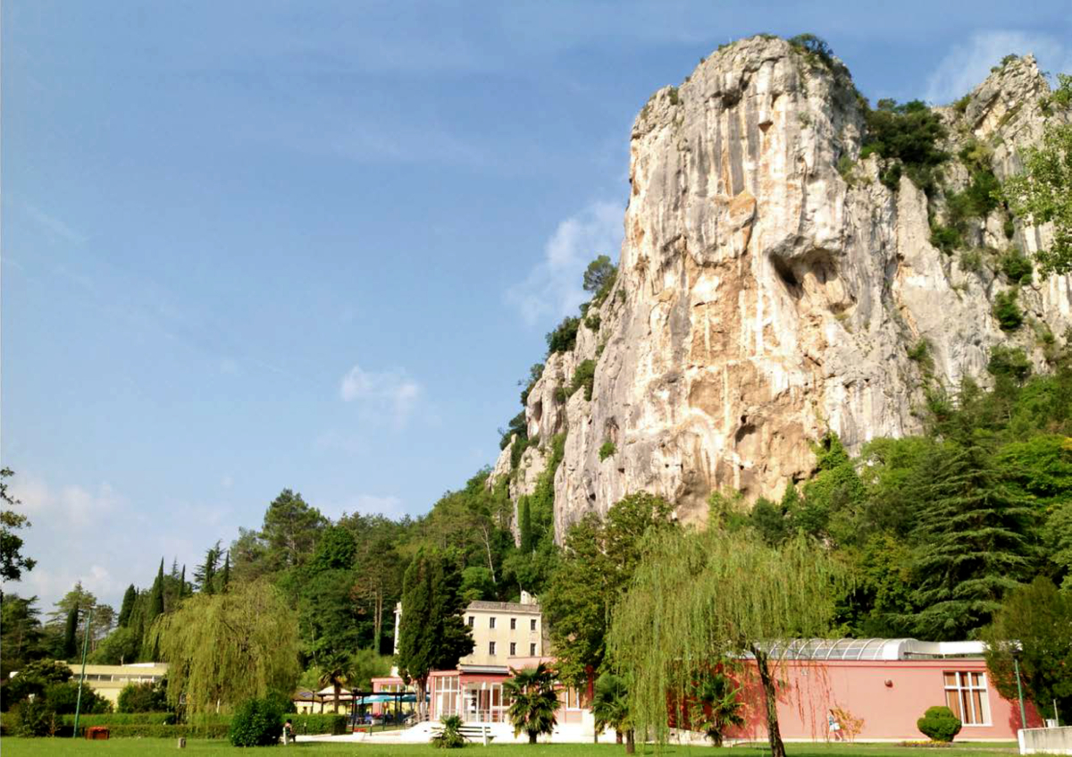 Istarskie Toplice w Chorwacji – uzdrowisko położone u stóp wysokich wapiennych skał w zielonej dolinie Istrii.