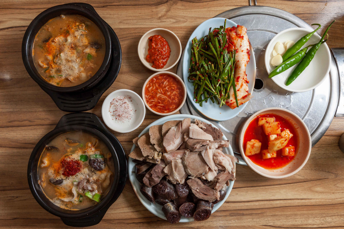 korea-poludniowa-tradycyjna-kuchnia-zupa-sundae-kimchi