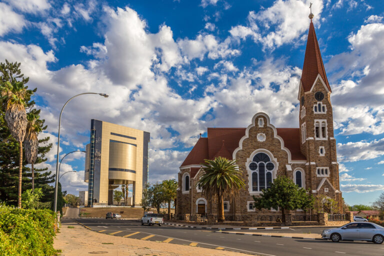 Kościół Chrystusa (Christuskirche) w Windhuku, stolicy Namibii, z charakterystyczną wieżą, kamienną fasadą i czerwonym dachem