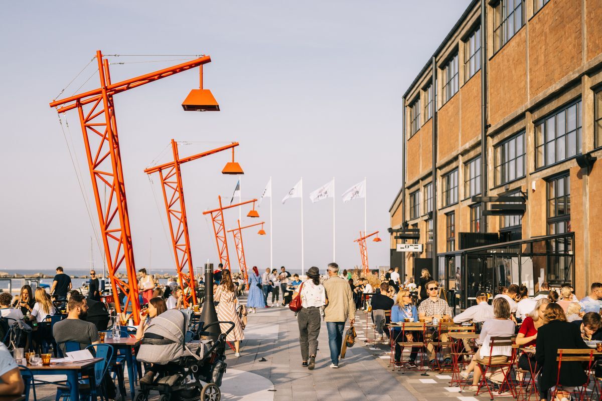 Tallinn Noblessner dzielnica portowa, muzeum, ludzie spacerujący