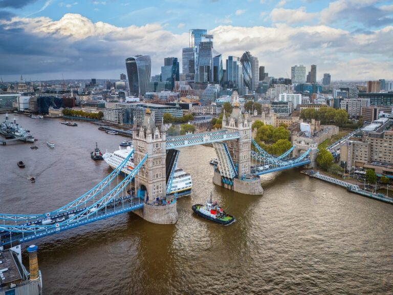 Panorama Londynu z widokiem na Tower Bridge i nowoczesne wieżowce dzielnicy City of London, nad rzeką Tamizą.