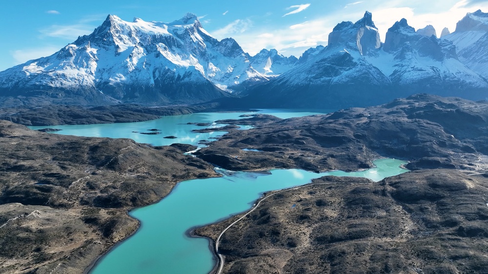 Widok z lotu ptaka na turkusowe jeziora polodowcowe i górski krajobraz Parku Narodowego Torres del Paine w Patagonii w Chile