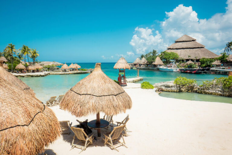 Plaża w Cancun w Meksyku z palapas, białym piaskiem i turkusowym morzem – tropikalny raj dla turystów.