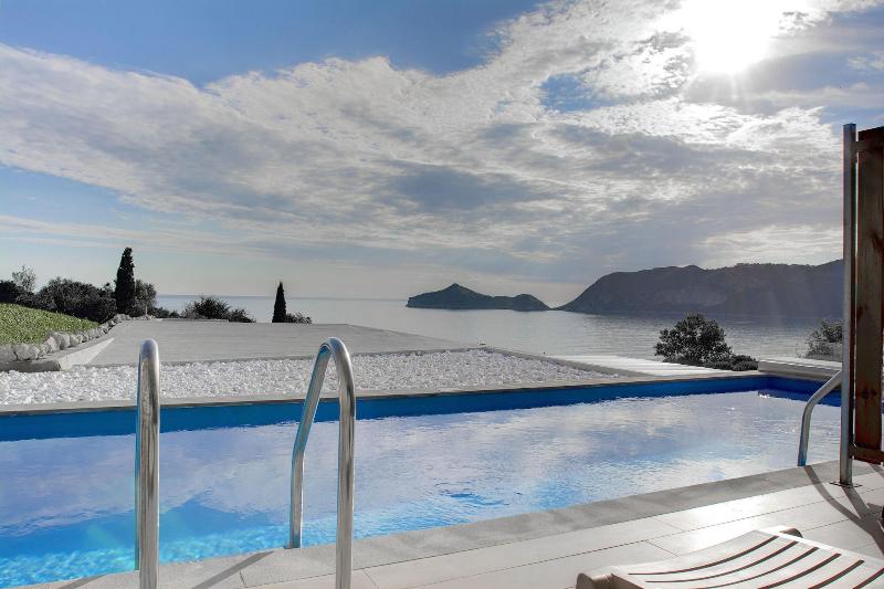 Basen hotelowy w Porto Demo Boutique Hotel na Korfu z widokiem na Morze Jońskie i zatokę Agios Georgios Pagon, luksusowy hotel tylko dla dorosłych all inclusive.