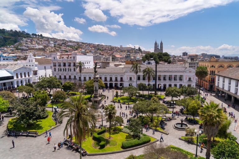 Widok z góry na plac z fontanną, palmami i zabytkowymi budynkami w historycznym centrum Quito, stolicy Ekwadoru