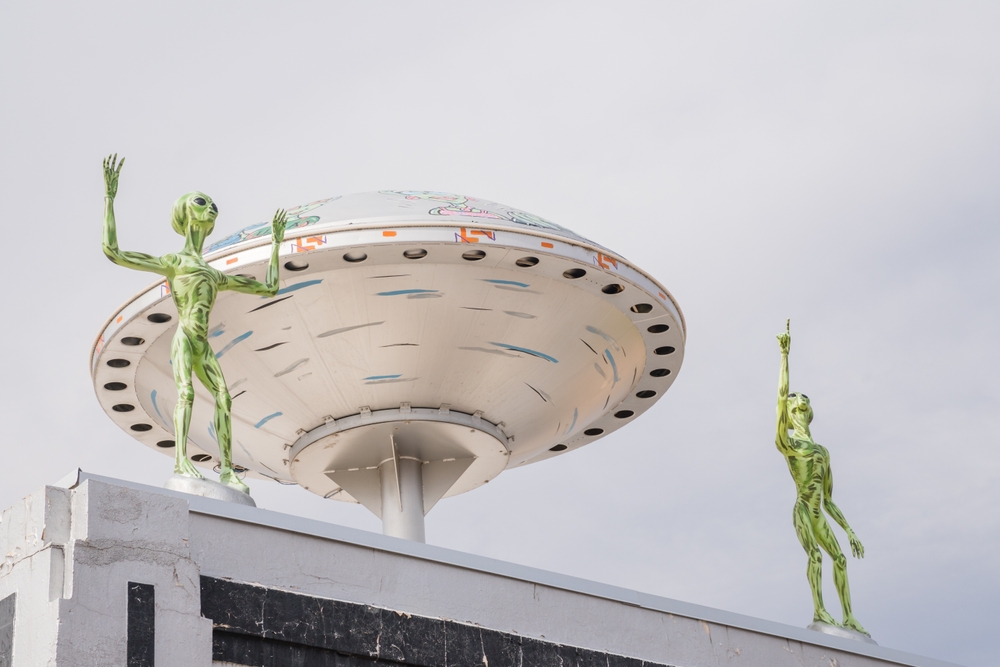 Zielona figura kosmity na budynku w Roswell w Nowym Meksyku, mieście związanym z legendą o UFO