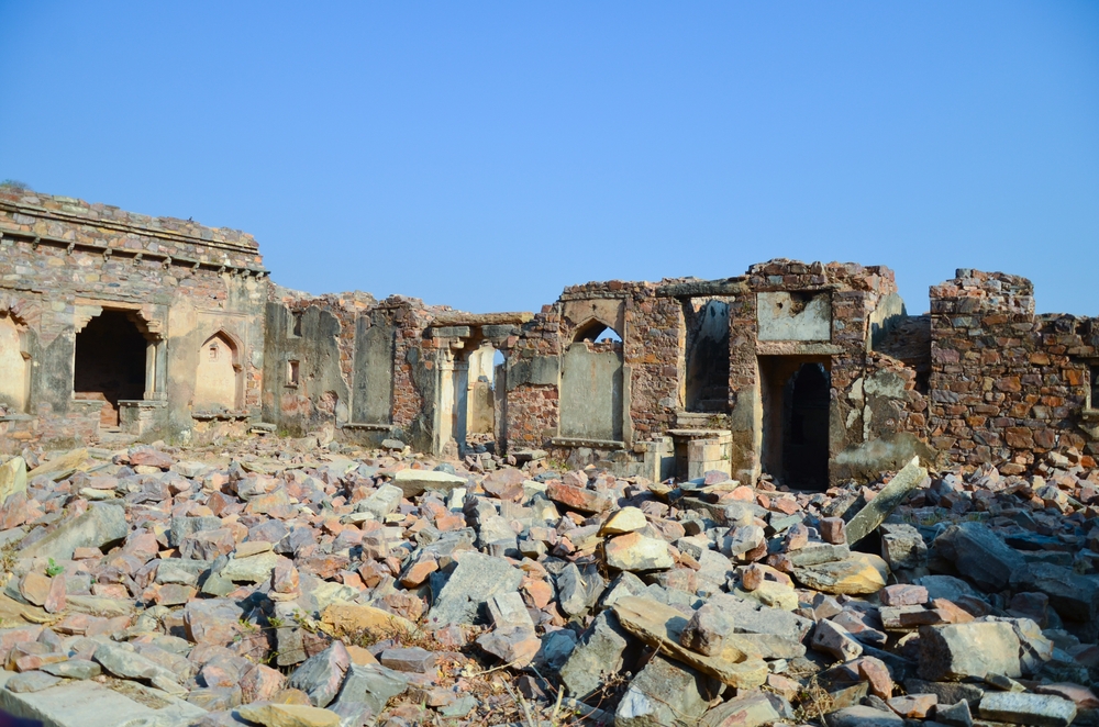Ruiny fortu Bhangarh w Radżastanie w Indiach, opuszczone kamienne zabudowania