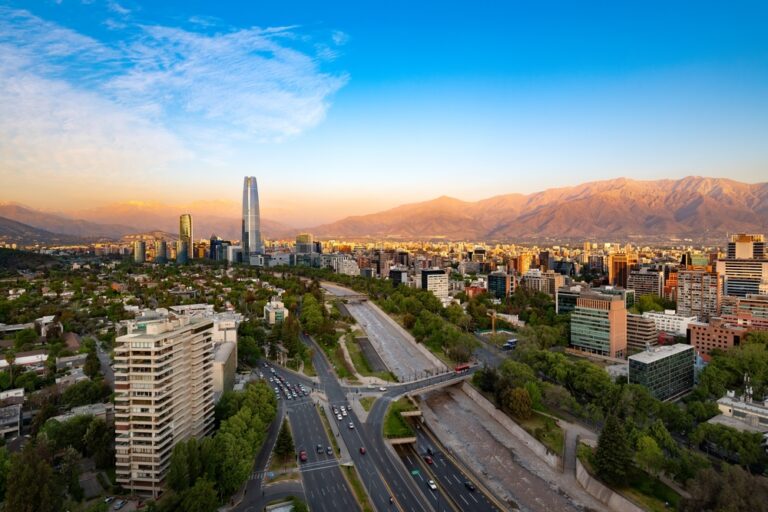 Panorama Santiago de Chile z lotu ptaka – zabudowa stolicy Chile, szerokie ulice, rzeka Mapocho i pasmo Andów w tle