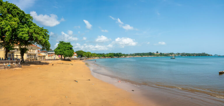 Plaża w centrum São Tomé na Wyspach Świętego Tomasza i Książęcej, z widokiem na spokojne wody Zatoki Gwinejskiej