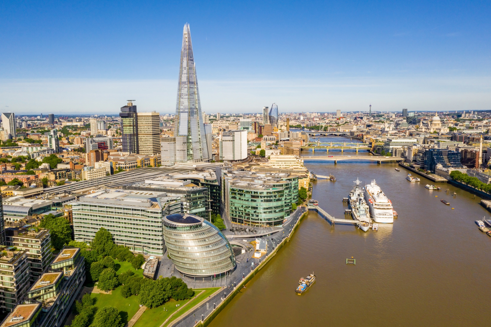 Panorama Londynu z widokiem na most London Bridge, rzekę Tamizę i wieżowiec The Shard w słoneczny dzień.