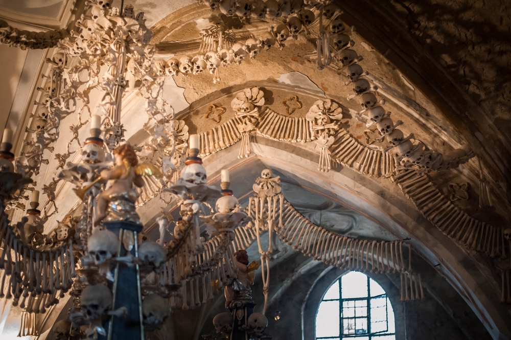 Dekoracje z ludzkich kości we wnętrzu ossuarium w Kutnej Horze w Czechach