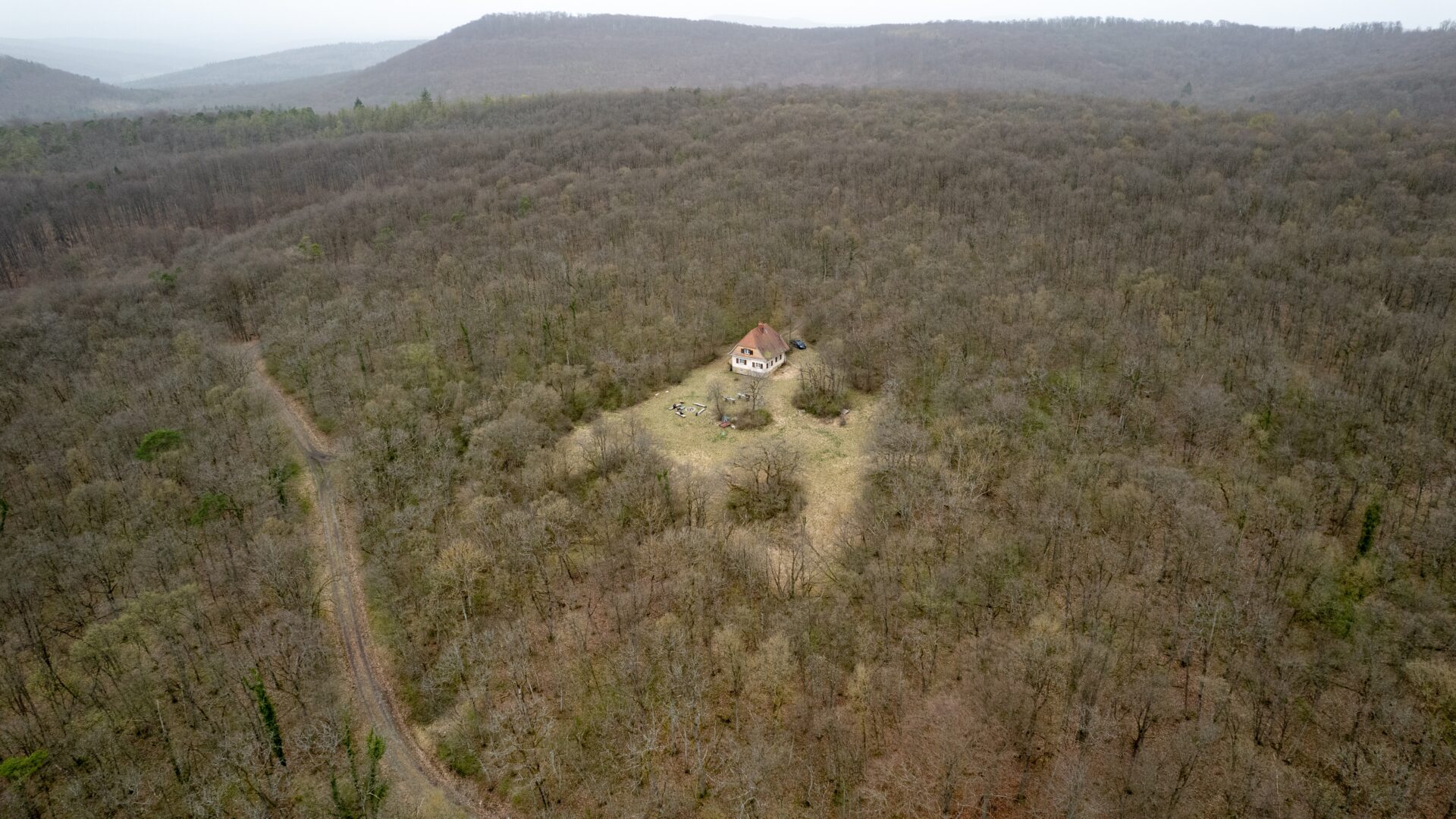 straszne miejsca cabin in the woods, mountain lodge, hunting lodge, forest, hills, scary, hunting, aerial view