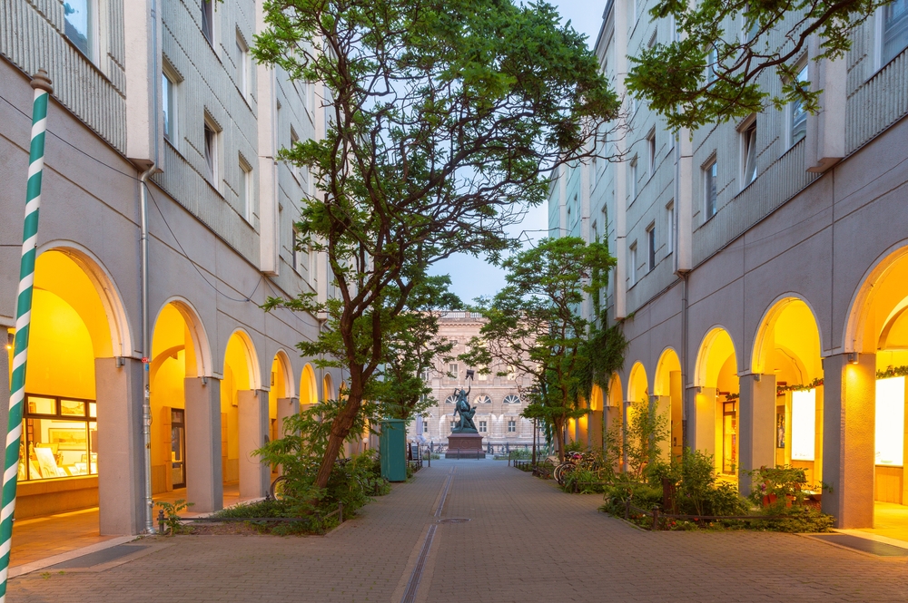 Berlin – spokojna uliczka w dzielnicy Nikolaiviertel z zabytkowymi kamienicami i ciepłym światłem.