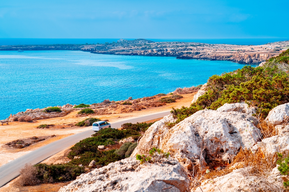 Samochód na nadmorskiej drodze w Cape Greco niedaleko Ayia Napy na Cyprze