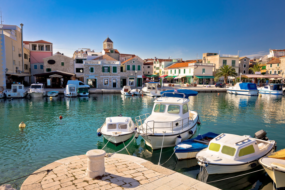 Port i nadmorska zabudowa w Vodicach w Chorwacji – łodzie rybackie i marina w regionie Dalmacja