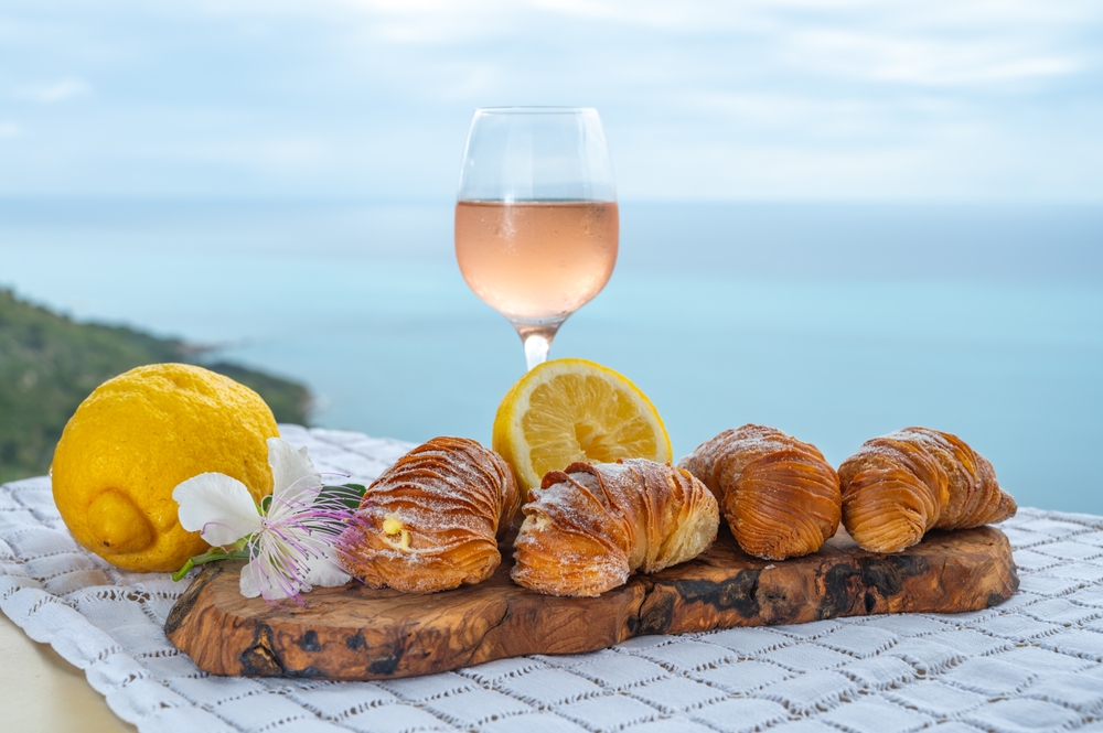 słynne neapolitańskie ciastko sfogliatella, Wybrzeże Amalfi  © Shutterstock