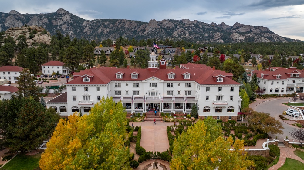 Stanley Hotel w Estes Park w Kolorado, widok z góry na zabytkowy hotel i jesienny krajobraz