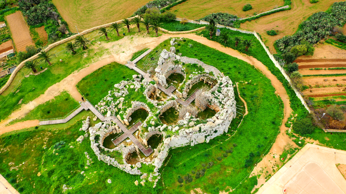 Świątynia Skorba na Malcie widziana z lotu ptaka – pozostałości megalitycznego kompleksu wpisanego na listę UNESCO.